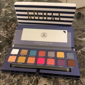 NWT!! Anastasia Riviera Pallet